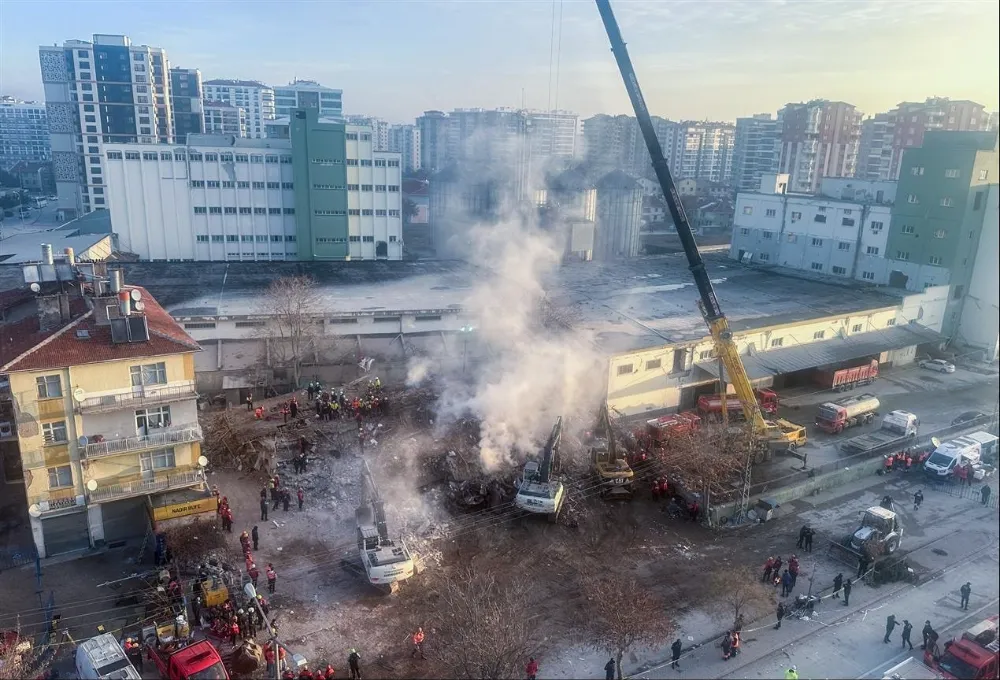 KONYA’DAKİ ÇÖKEN BINADA ÖLÜ SAYISI İKİYE YÜKSELDİ 