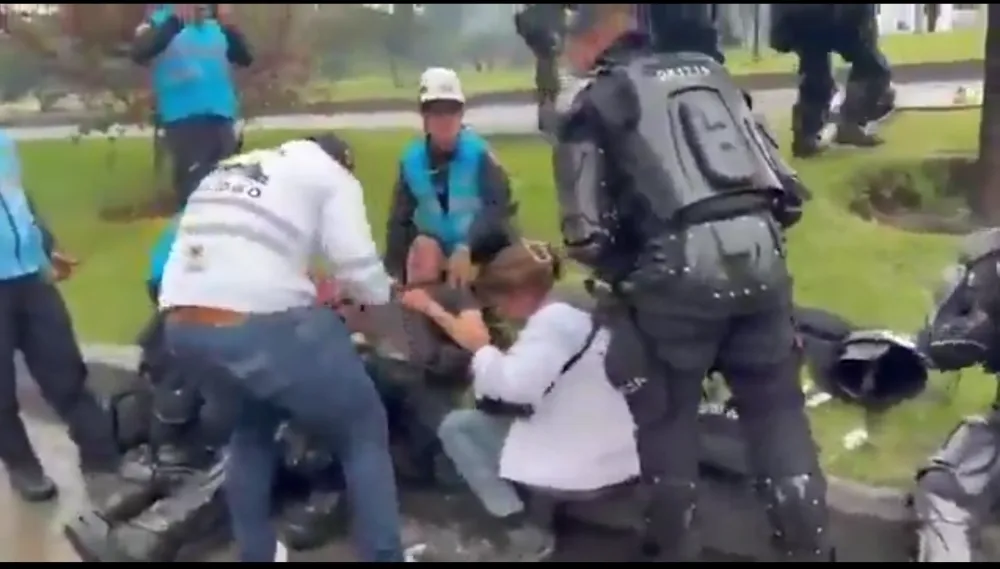 Kolombiya’da ABD Büyükelçilik Önü Karıştı: Protestocular Polise Ok ve Mızrakla Saldırdı