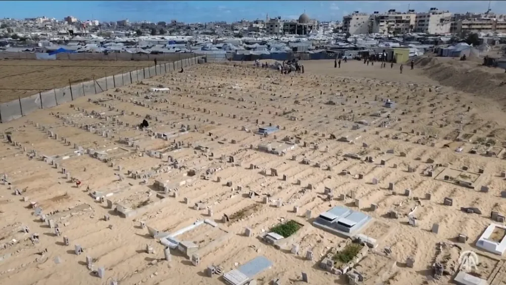 Gazze’de Mezarlıklar Doldu: Gazzeliler Yakınlarını Tarım Arazilerine Defnediyor