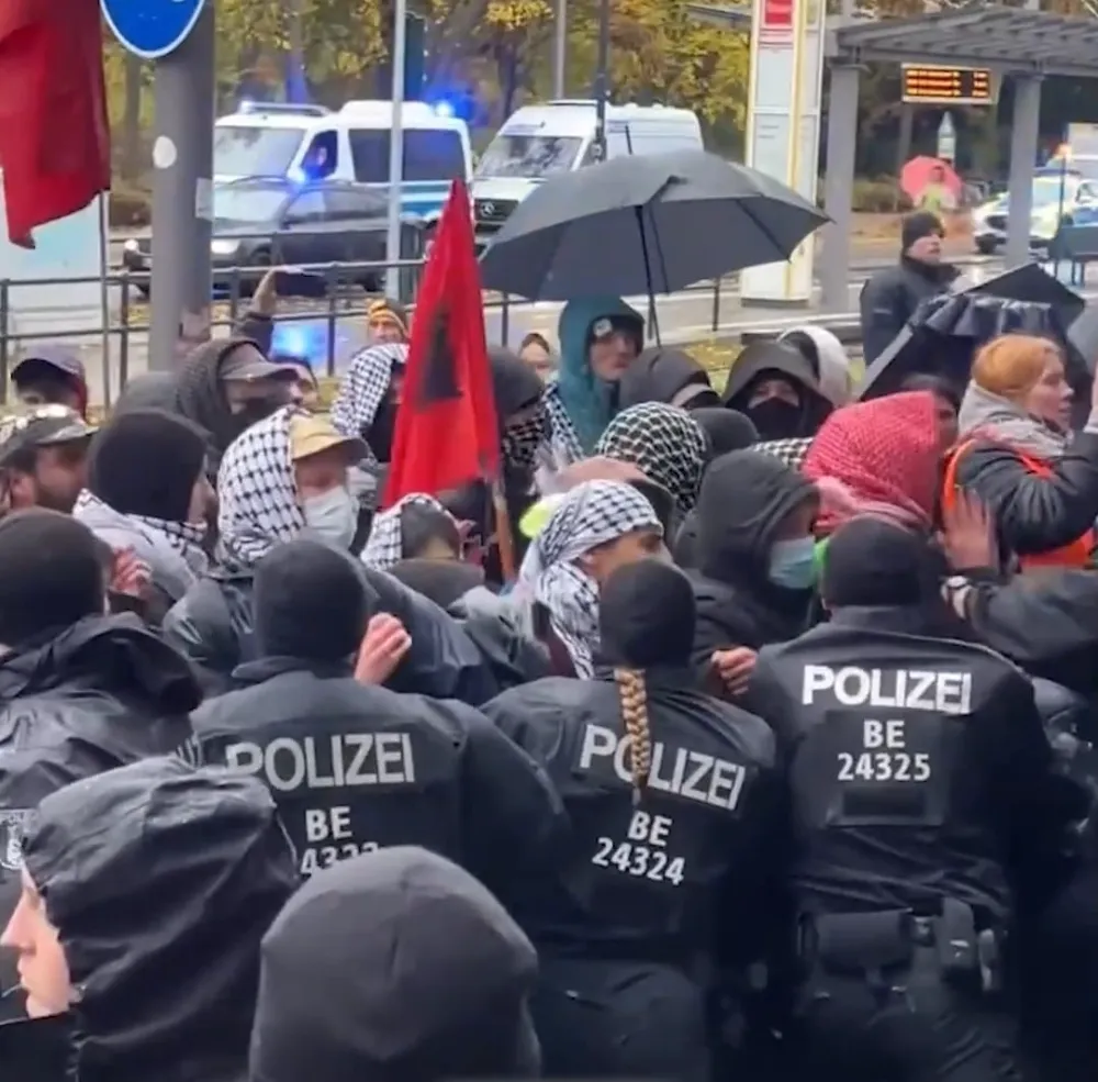 Berlin’de polis, Filistin yanlısı göstericileri yaka paça gözaltına aldı