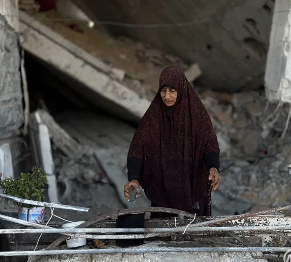 Gazze’de 70 Yakınını Kaybeden Fatma, Yıkılan Mahallesinde Hayata Tutunuyor