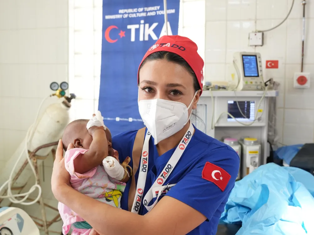 Türkiye’nin “İyilik Eli” Gambiya’da: Türk Doktorlardan Ücretsiz Muayene ve Ameliyat Seferberliği