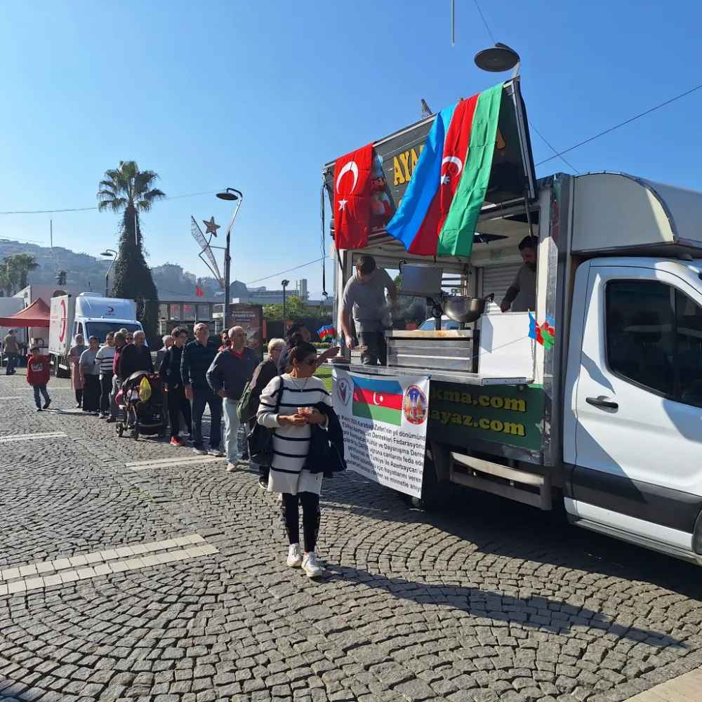 İzmir’de Karabağ Zaferi’nin 5. Yıl Dönümünde Şehitler İçin Lokma Dağıtıldı