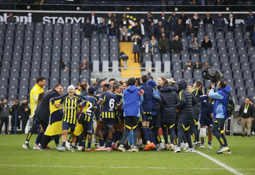  Sarı-Lacivertli Kadınlar Ezeli Rakibi Aslanı Yenerek Liderliğe Yükseldi 