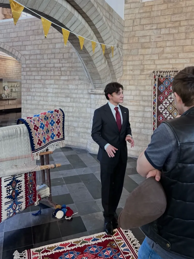 BAYAT KİLİMLERİ DÜNYA BARIŞI KONFERANSINDA TANITILDI