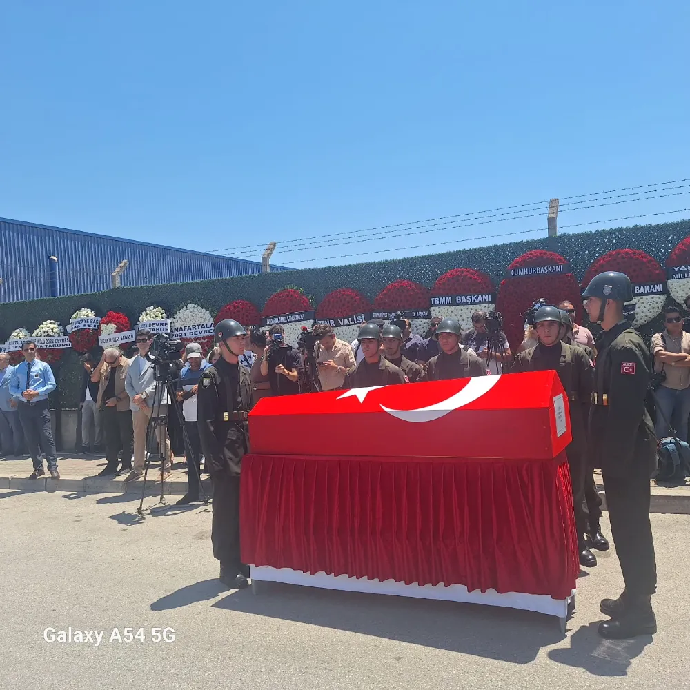 İzmir Şehidini Uğurladı; Üsteğmen Ege Akar, dualarla Kadifekale Şehitliği’ne defnedildi