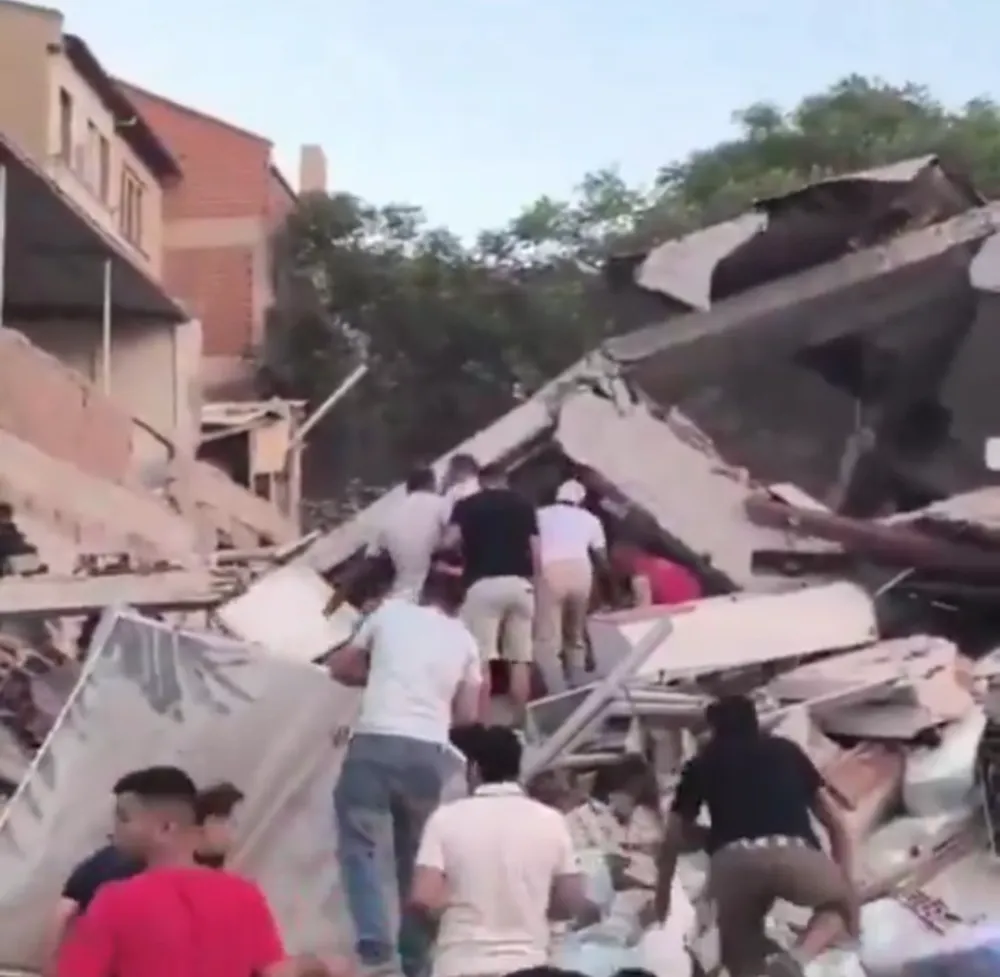 Balıkesir Sındırgı’da bir yıkılan, hasarlı evler; göçük altımda kalanlar var.